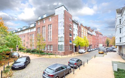 Vermietete 2,5-Zimmer Dachgeschosswohnung mit Tiefgaragenstellplatz in 24114 Kiel